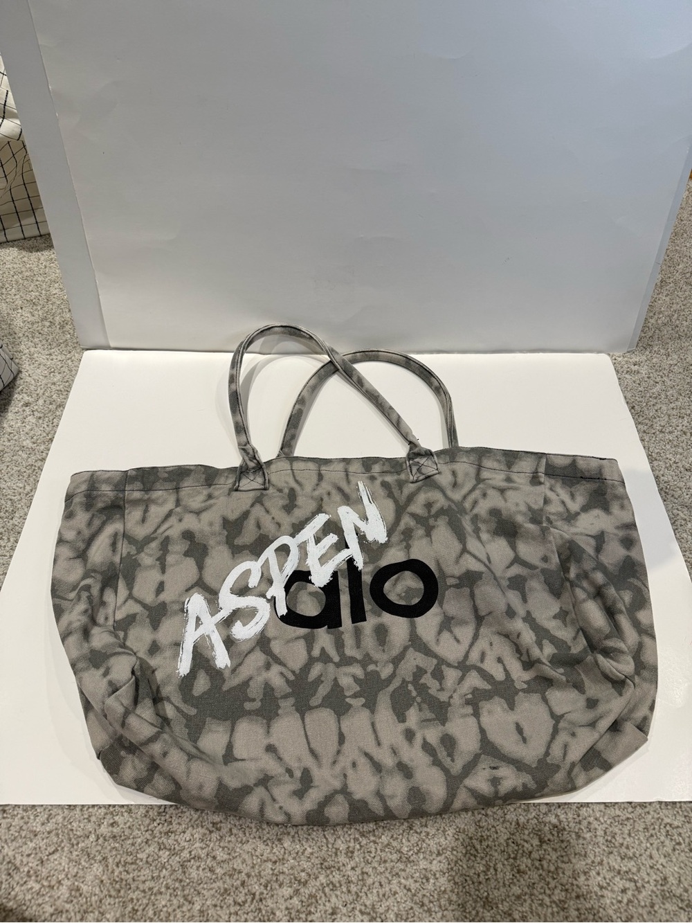 Alo Aspen Yoga Large Canvas Tie Dye Logo Tote Bag - Grey/White - Picture 2 of 3